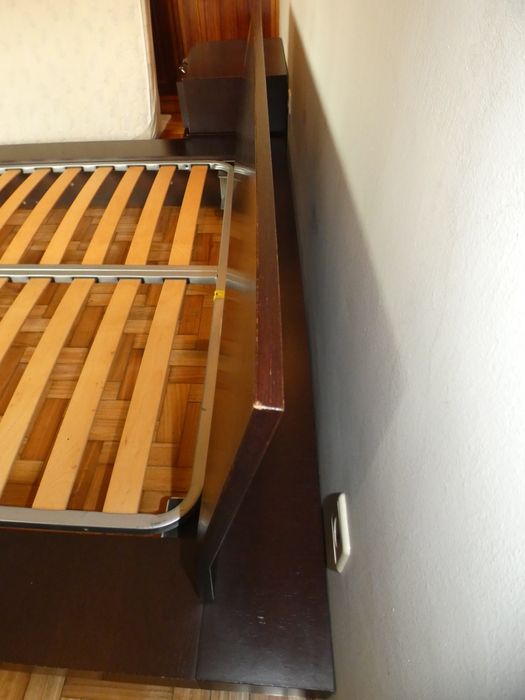 Cama casal mais 2 mesinhas de cabeceira em carvalho escuro