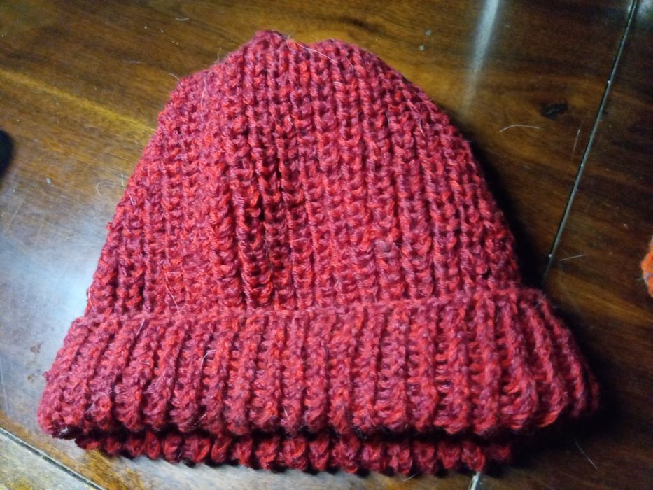 Носки, шапки, шарфики ручной работы.