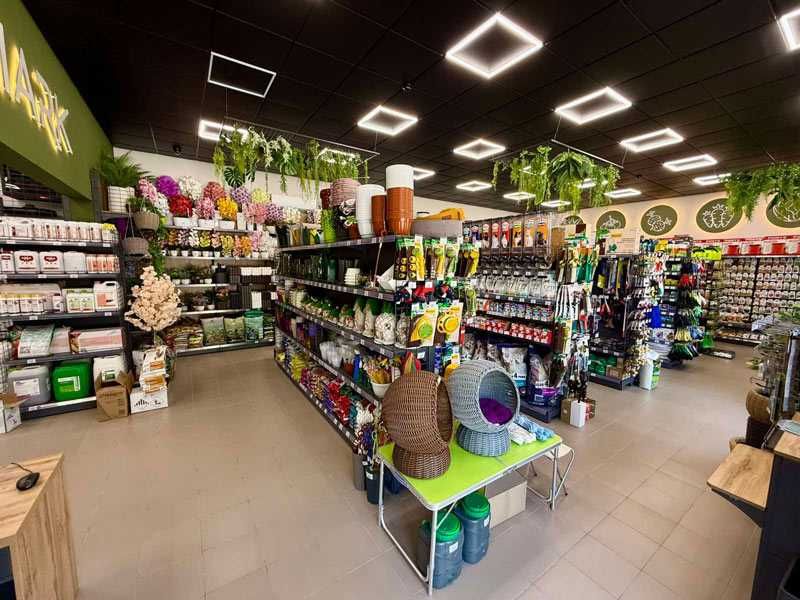 Стелажі металеві для магазинів. Торговельне обладнання для одягу.