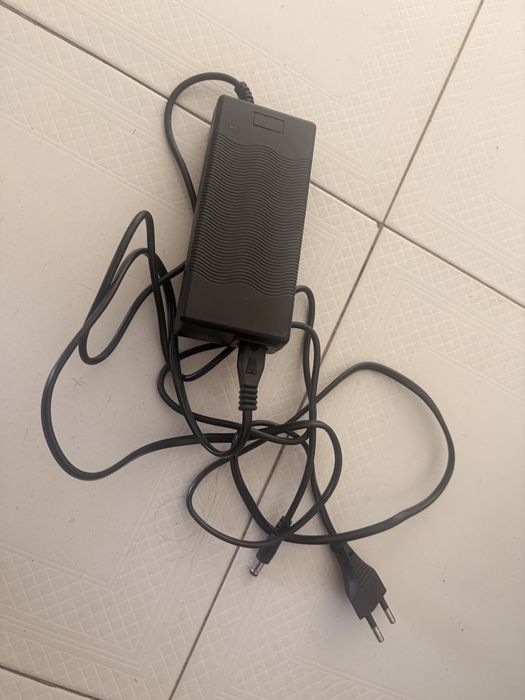 Trotinete Elétrica (para reparação) [OLSSON- fresh wild red] + Carregador semi-Novo