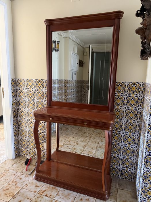 Móvel de entrada em madeira com espelho grande