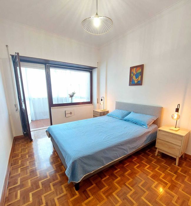 Quarto com Varanda e muita Luz, em Almada