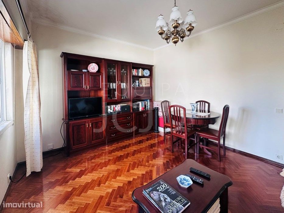 Apartamento T2 Renovado com Varanda e Elevador | Entrecampos, Lisboa