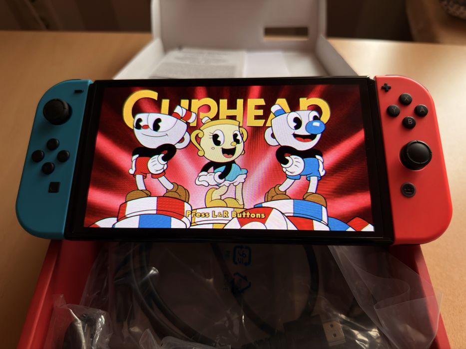 Вживаний Nintendo Switch OLED в ідеальному стані та повній комплектації + аксесуари