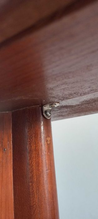 Mesa de jantar redonda em madeira