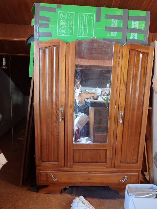 Cristaleira antiga e quarto reclame