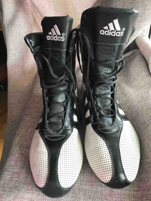 Винтажные кроссовки Adidas 2000-х годов в стиле боксёрской обуви.