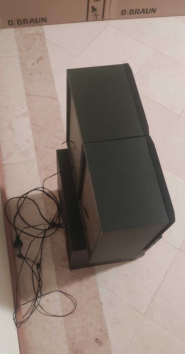 Aparelhagem antiga com leitor de cassetes e CDs da marca AR Systems