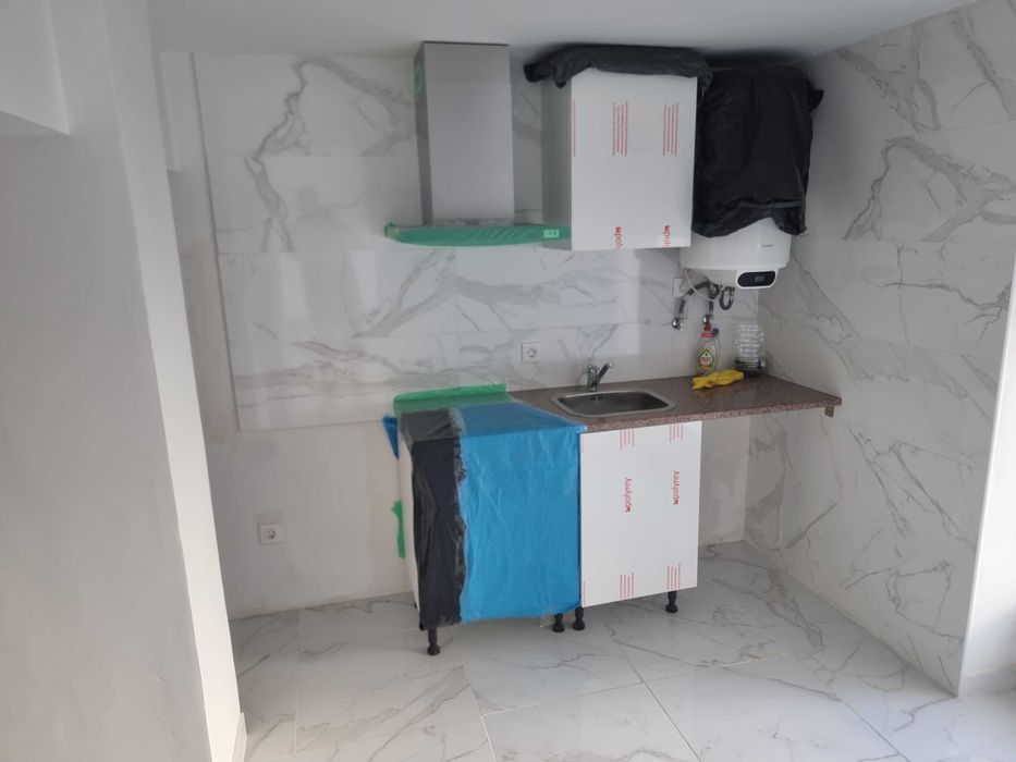 Espaço comercial de 2 pisos com cerca de 140 m²