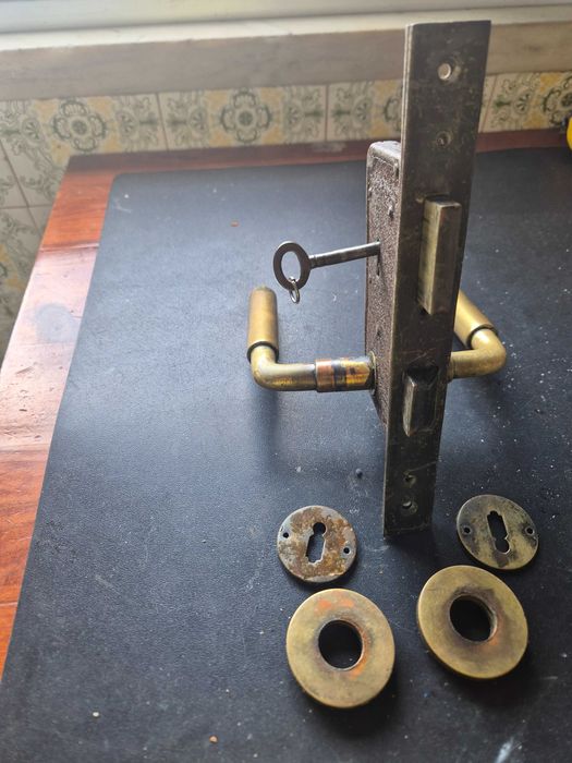 Fechadura de embutir para porta interior com manipulo em bronze