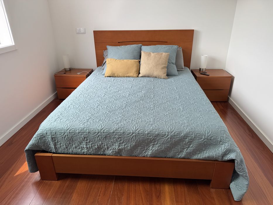 Cama de casal em cerejeira + 2 mesinhas de cabeceira