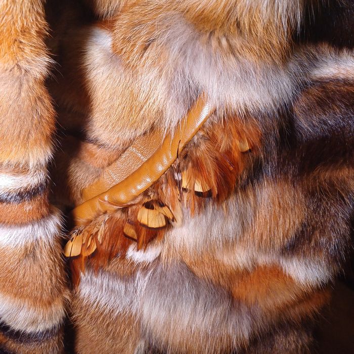 Casaco de peles e penas verdadeiras