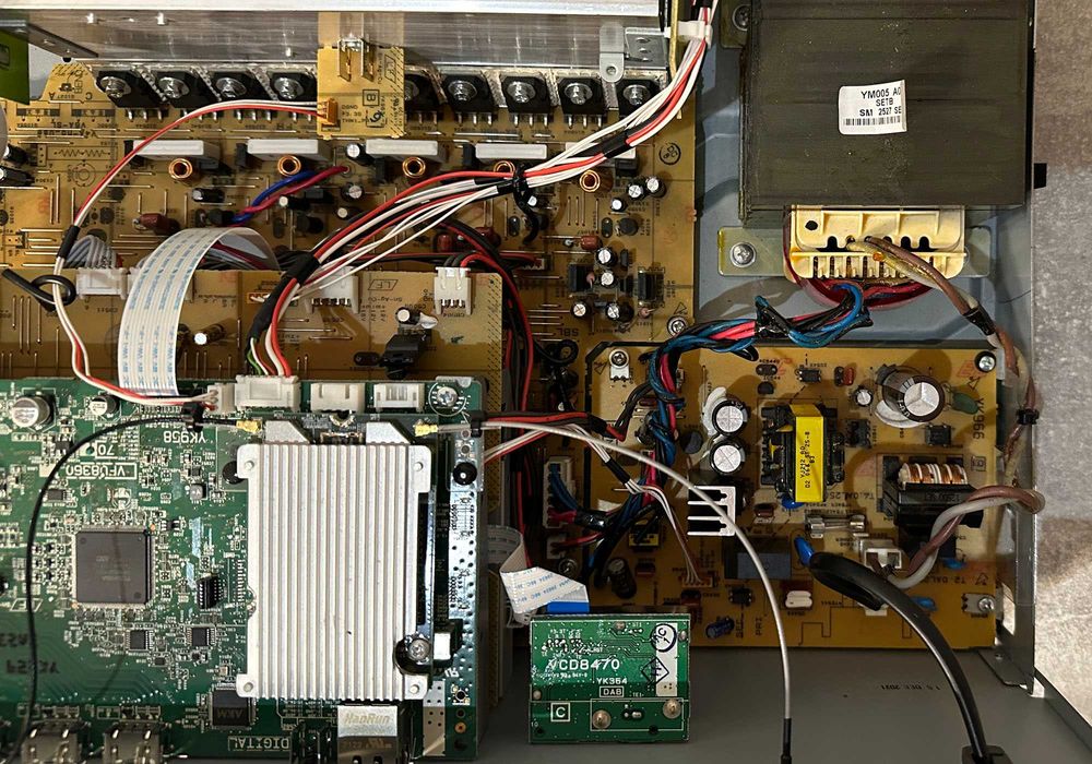 Ресивер Yamaha RX-V4A не ВМИКАЄТЬСЯ