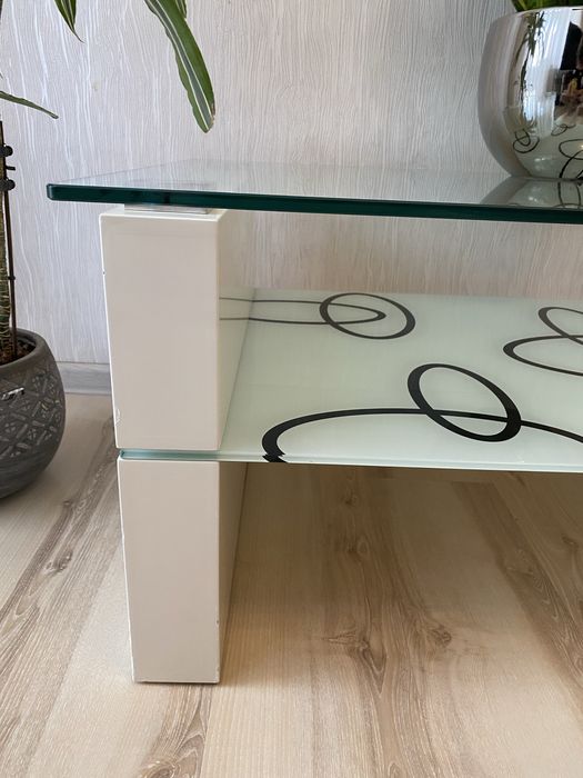 Скляний стіл білий