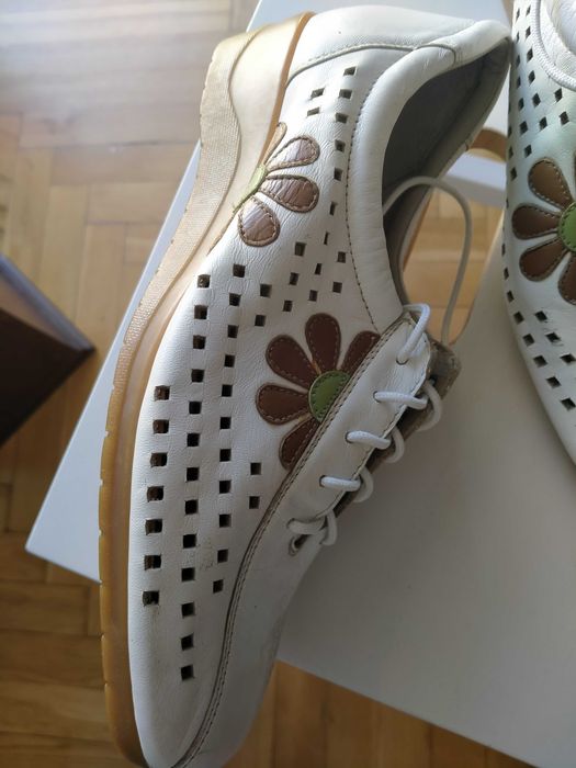 Półbuty białe ażurowe dekoracyjne  skóra naturalna Comfietts sneakersy  sznurowane
