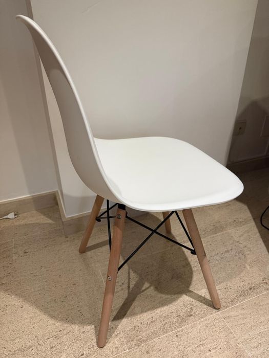 Cadeiras estilo moderno novas com pés madeira