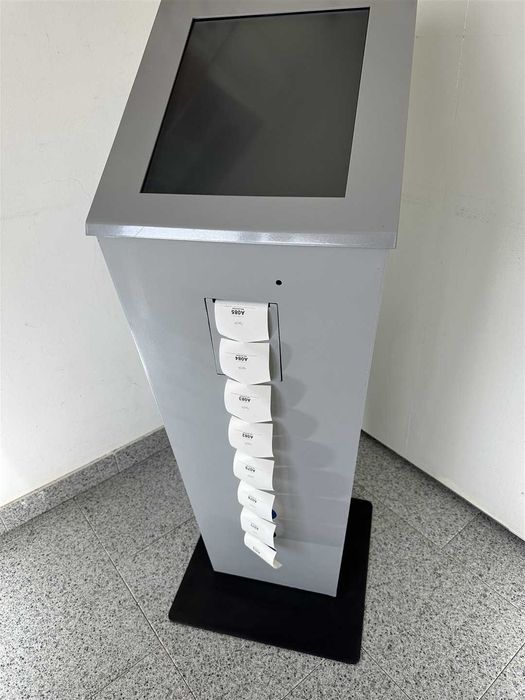 Torre Quiosque de senhas de vez com software, cor cinzento, completo.