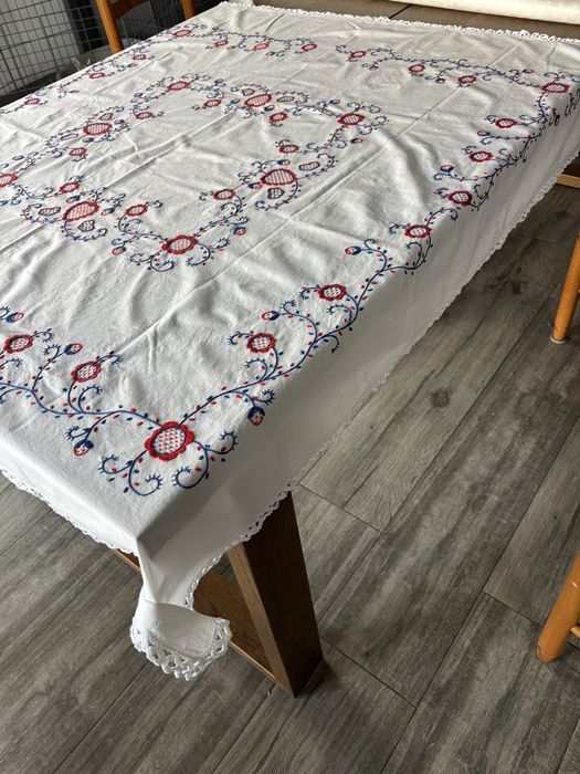 Toalha de mesa com bordado de Viana