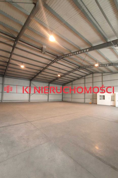 Jasna hala magazynowa z biurem, bramą z parteru i placem