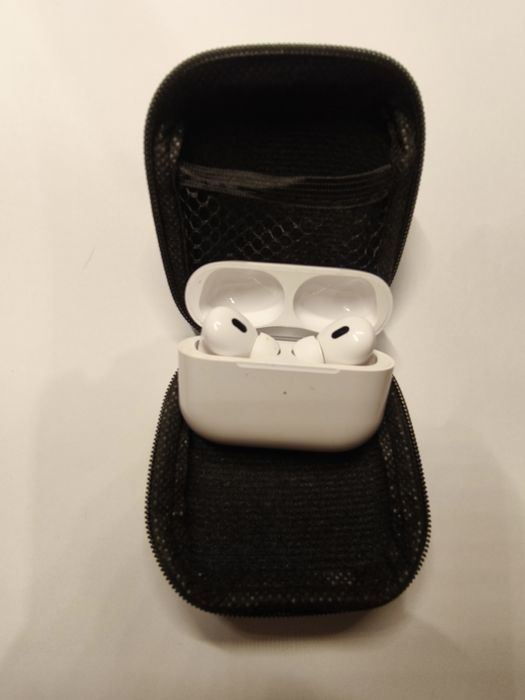 Навушники Apple AirPods (2-го покоління) у білому кольорі.