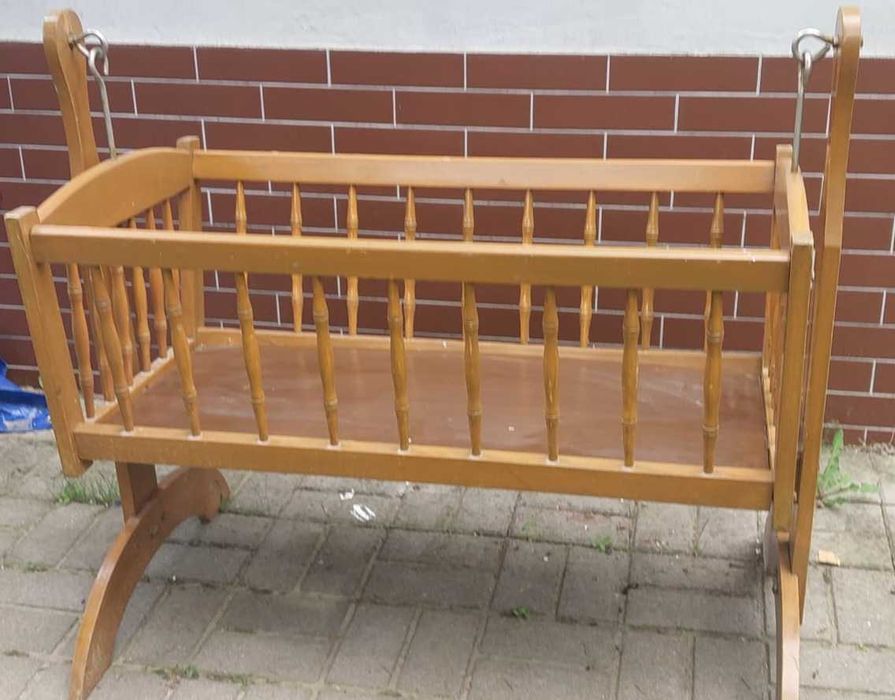 Tradycyjna drewniana kołyska łóżeczko