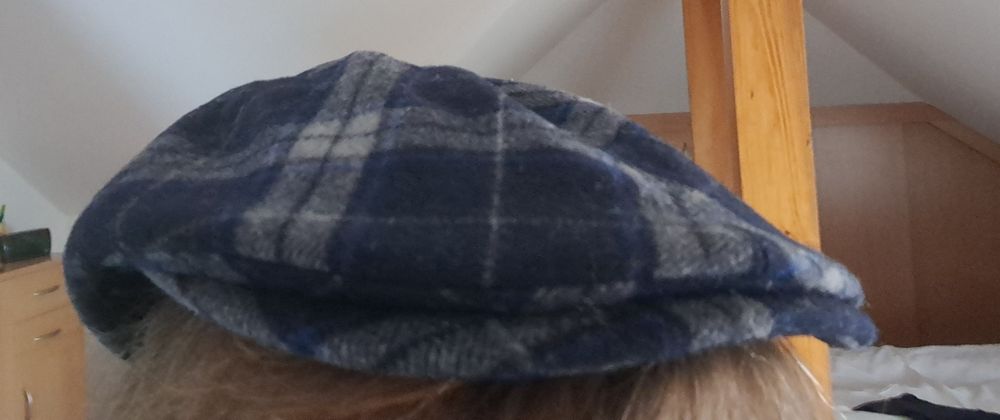 Czapka jesienna w granatową kratę r.M"Vistula "nowa.