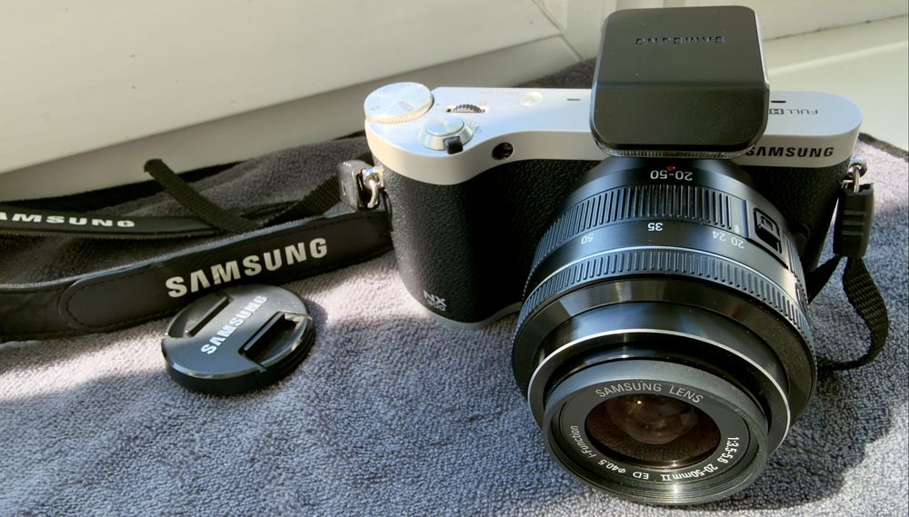 Бездзеркальна фотокамера Samsung NX300 + об'єктив 20-50mm II, модуль спалаху