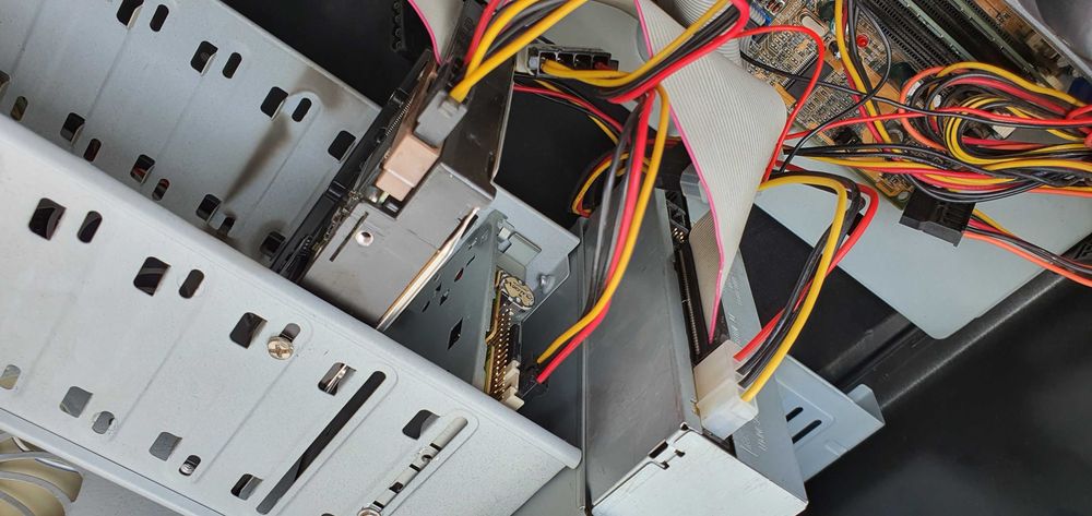 Retro komputerek pod OC Celeron ECS P6VXA 256ram ATI Radeon R9250 128mb!