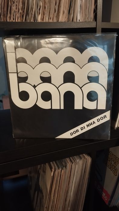 Vendo 35 álbuns de vinil de música africana em muito bom estado de vários artistas só entrego em mão