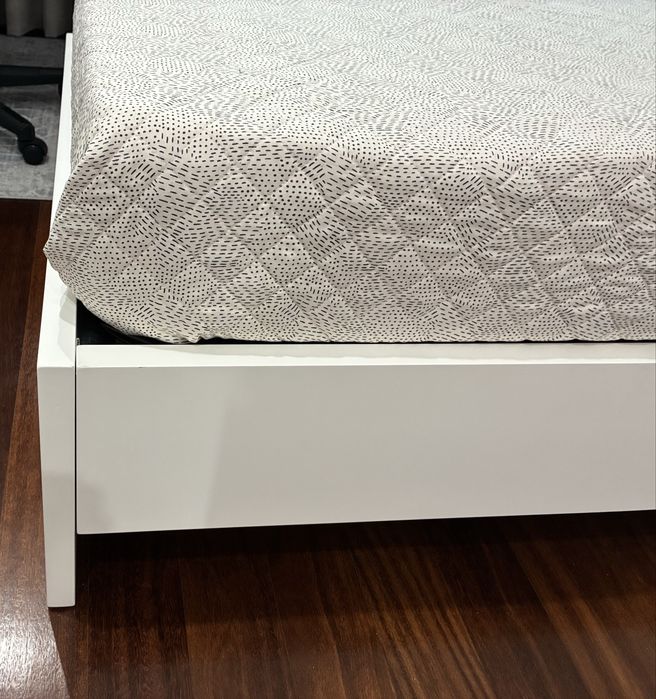 Cama de solteiro branca
