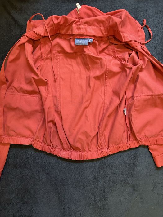 Jaqueta corta-vento com capuz removível