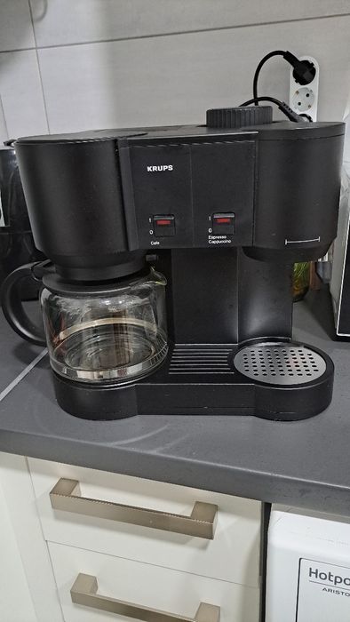 Máquina de café preta com 2 tiragens