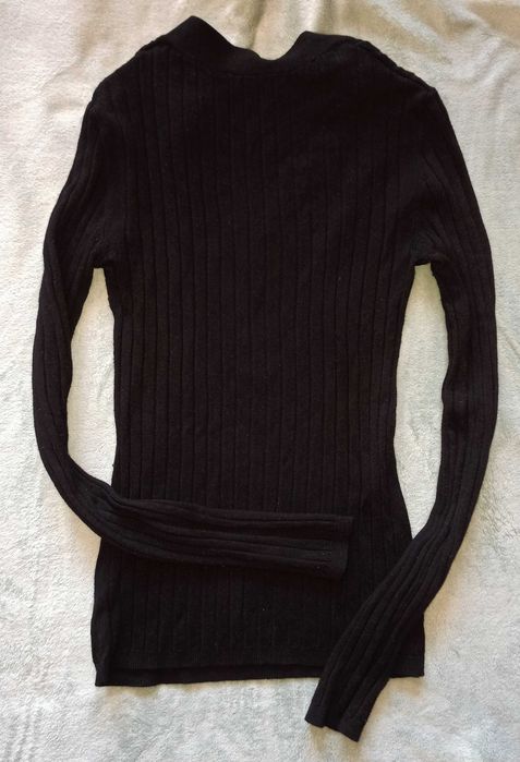 Czarny sweter w serek S, guziki