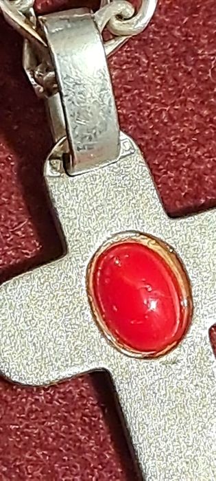 Fio corrente com cruz em prata contrastada.