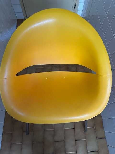 Cadeira laranja com pés metálicos