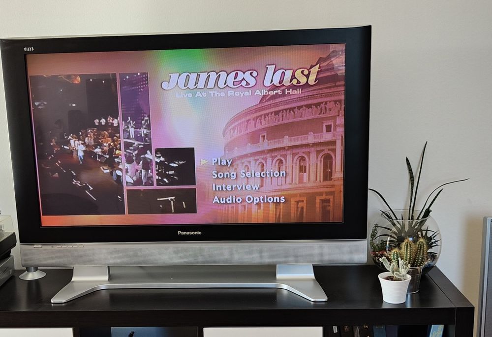 Panasonic plasma TV in good working condition for image and sound64551556069379121