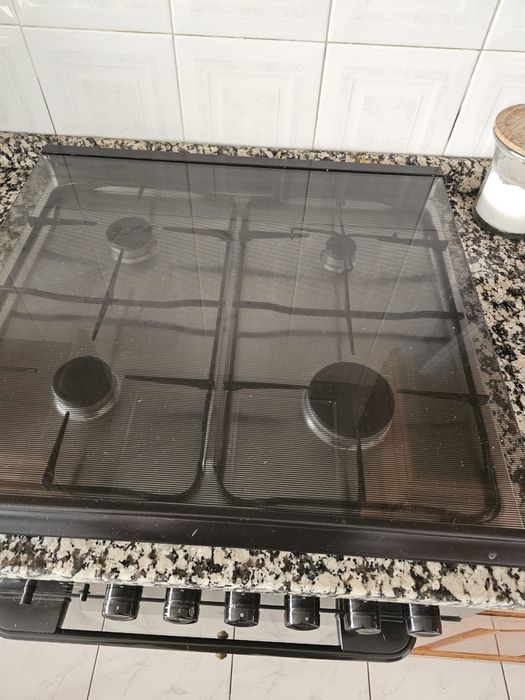 Fogão a gás e forno elétrico