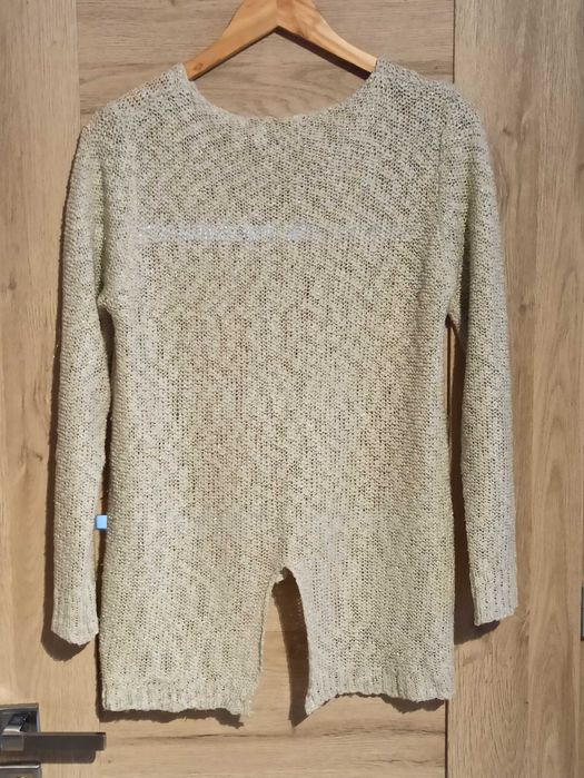 sweter z luźnym dekoltem - wietrzenie szafy