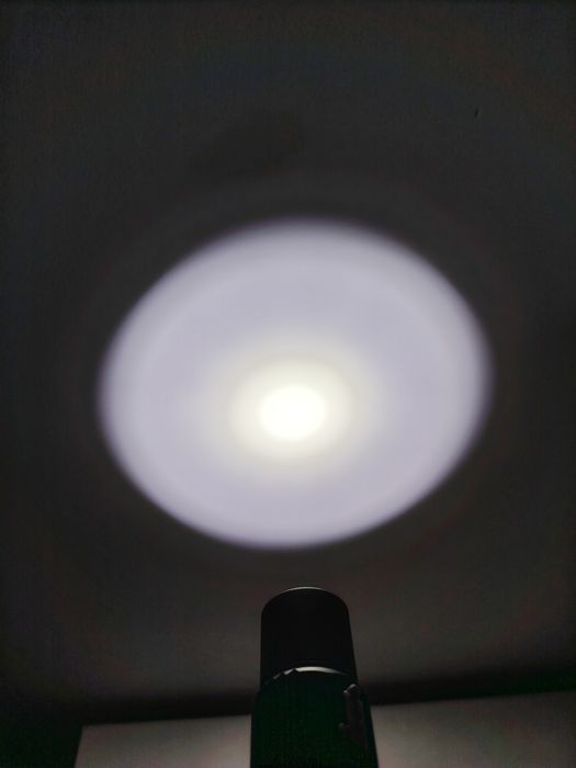"UltraFire T5 – Pequena, Ultraleve e Poderosa! Domina a Noite com Luz