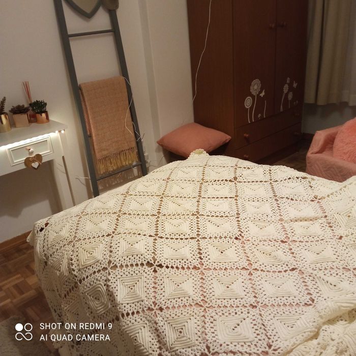 Colcha de renda elaborada à mão