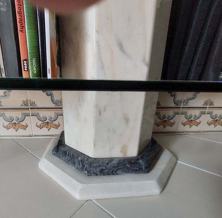 Estante de mármore e vidro