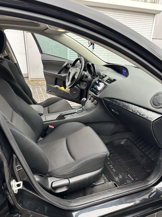 Продам свою автівку Мазда 3 Хетчбек 2012