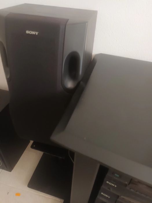 Aparelhagem Sony rádio, cassetes, e leitor com 5 Cd's e 2 colunas com 120 wats de som
