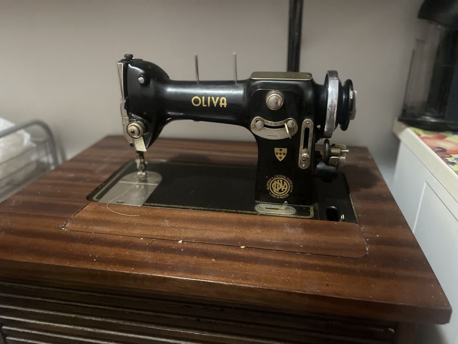Maquina costura oliva muito antiga