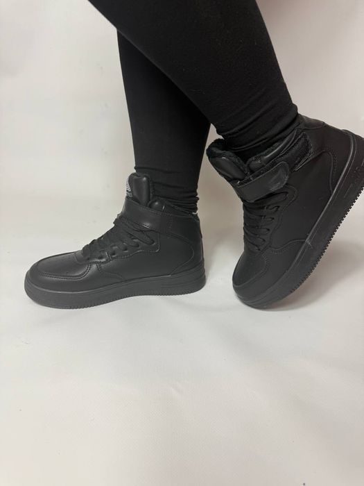 Шкіряні хайтопи черевики жіночі зимові білого чорного кольору хайтопы