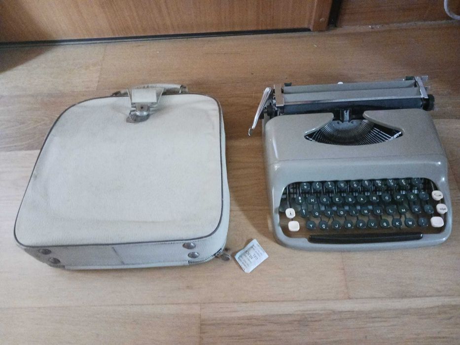 Máquina de Escrever Vintage Funcional com Mala Original