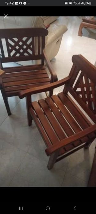 2 cadeirões de madeira