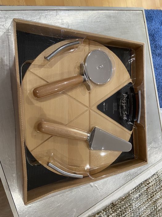 Base de madeira com respectivos utensilios de corte e de servir