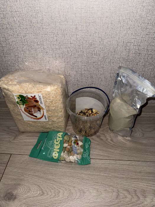 Для хомʼяка/гризуна корм, тирса, печиво, пісок