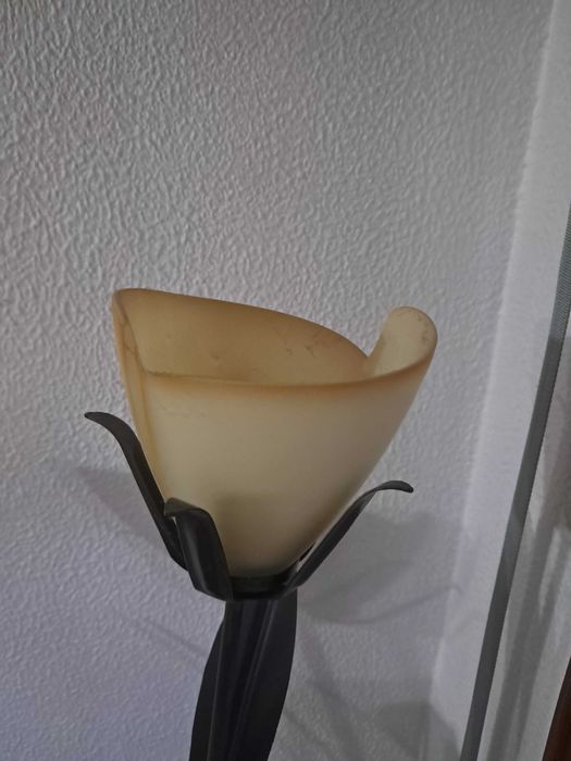 Mesa com 8 cadeiras e Candeeiro Art Deco com 5 lâmpadas